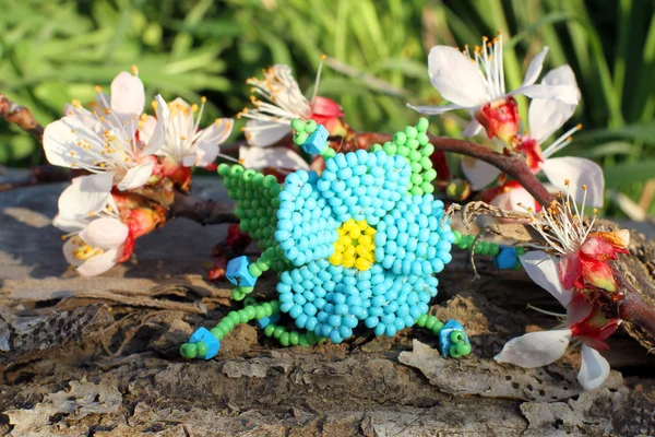 Handgemachter blauer Glasblumenring mit Aprikosenblüte — Stockfoto