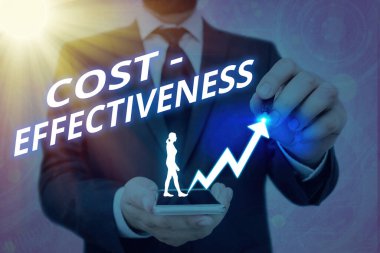 Maliyet Etkisini gösteren bir not yazılıyor. Bir şeyin maliyetine göre ne kadar etkili olduğunu gösteren bir iş fotoğrafı. Ok sembolünün yukarı doğru gitmesi önemli bir başarıyı gösteriyor.