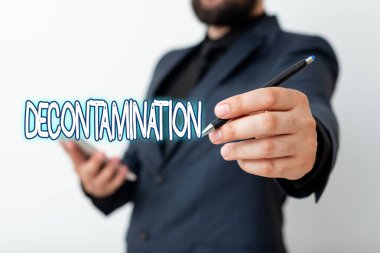 Metin işareti dezenfekte olduğunu gösteriyor. Tehlikeli maddelerin her varlığını nötralize eden kavramsal fotoğraf. Model, kalemi promosyon amaçlı kullanıma hazır tutmanın farklı çekimlerini gösteriyor..