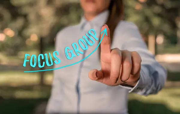 Nota de redação mostrando Grupo Focal. Foto de negócios mostrando montada para participar da discussão sobre algo Curva de ponta de seta digital que denota o conceito de desenvolvimento de crescimento. — Fotografia de Stock