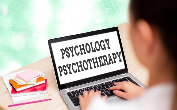 Tekst pisma psychologicznego Psychoterapia. Koncepcja oznaczająca zastosowanie metody psychologicznej w leczeniu chorób psychicznych Nowoczesne gadżety z białym ekranem wyświetlacza w kolorowym tle bokeh. — Zdjęcie stockowe