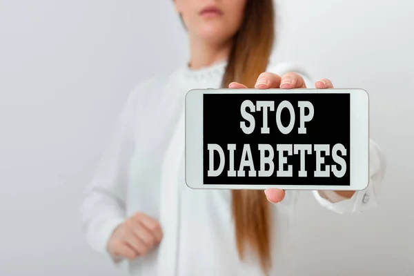 Escritura manual conceptual que muestra Stop Diabetes. El escaparate de fotos de negocios previene la enfermedad del nivel elevado de glucosa en la sangre. Modelo que muestra la maqueta de teléfonos inteligentes modernos de pantalla negra.. — Foto de Stock