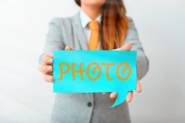 Fotoğrafı gösteren bir not yazıyorum. İş fotoğrafı sergisi ışık tarafından üretilen, ışık yardımıyla çekilen bir resim. İçeriği vurgulamak için farklı renkler gösteriliyor.