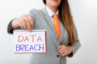Data Breach 'in el yazısı. Konsept, hassas korunan bilginin kopyalandığı ve fikir yazmak için farklı boş renk notlarının gösterildiği güvenlik olayı anlamına gelir.