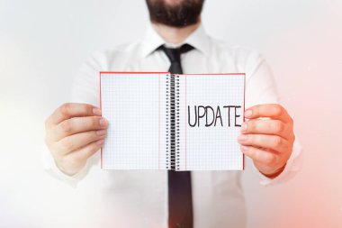 Kelime yazma güncellemesi. Güncel bilgi ekleyerek veya mevcut sürüm modelinde düzeltmeler yaparak fikir yazmak için farklı boş renk not defteri modellemesi göstermek için iş konsepti.