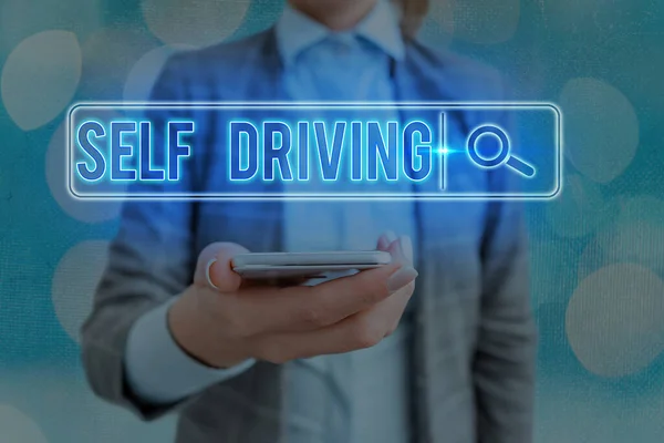 Sinal de texto mostrando Self Driving. Foto conceitual Veículo autônomo Capacidade de navegar sem entrada Pesquisa na Web informação digital tecnologia futurista conexão de rede. — Fotografia de Stock