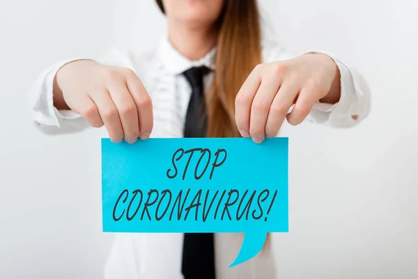 Kavramsal el yazısı Coronavirus 'u Durdurun' u gösteriyor. COVID19 vakalarını azaltmak için mücadele veren Hastalık Bilinci Kampanyası 'nın iş fotoğraflarının gösterilmesi içeriğin vurgulanması için farklı renk notları gösteriliyor. — Stok fotoğraf