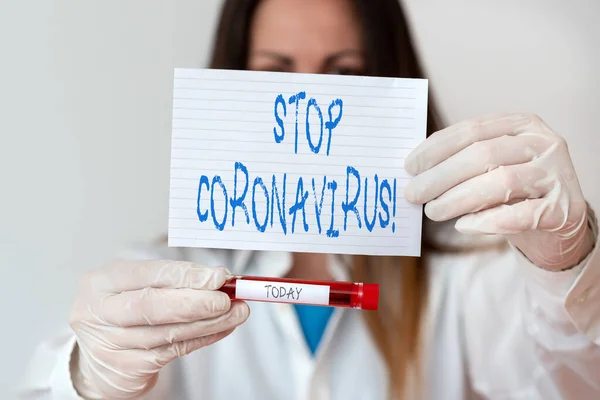 Textskylt som visar stoppa Coronavirus. Koncept foto Sjukdom medvetenhet kampanj kämpar för att minska COVID19 fall Laboratorium blodprov visas för medicinsk diagnostisk analysresultat. — Stockfoto