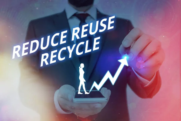 Schrijfbriefje met Reduce Reuse Recycle. Bedrijfsfoto toont milieuverantwoord consumentengedrag Pijl symbool gaat omhoog en toont aanzienlijke prestatie. — Stockfoto