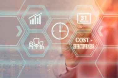 Maliyet Etkisini gösteren kavramsal el yazısı. Bir şeyin maliyetine göre ne kadar etkili olduğunu gösteren bir iş fotoğrafı. Izgaralar ve farklı simgeler en son dijital teknoloji