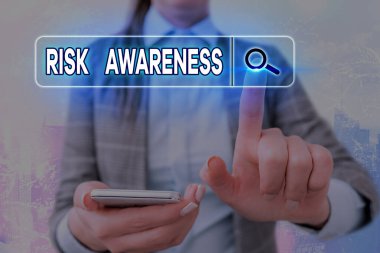 Risk Farkındalığını gösteren bir not yazıyorum. İş fotoğrafı tanıma faktörleri hayati bir etkiye neden olabilir Web araması dijital bilgi fütüristik teknoloji ağı bağlantısı.