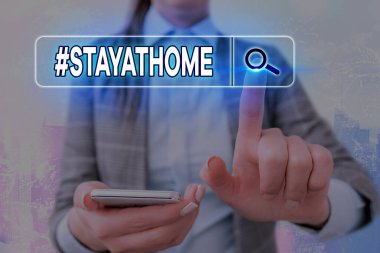 Hashtag 'in evde kaldığını gösteren bir not yazıyorum. Sosyal medyada Coronvirus salgınıyla ilgili bir trend etiketini gösteren iş fotoğrafı. İnternet arama dijital bilgi fütüristik teknoloji ağı