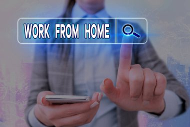 Evden Çalışma 'yı gösteren bir not yazıyorum. Şirketle iletişim kuran iş fotoğraflarının sergilenmesi esasen evden, esnek bir şekilde İnternet 'ten, dijital bilgi fütüristik teknoloji ağı bağlantısını araştırıyor..