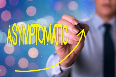 Semptomları gösteren mesaj işareti. Kavramsal fotoğraf bir durum ya da herhangi bir belirti göstermeyen bir bireysel durum dijital ok başı eğrisinin yukarı doğru yükselmesi büyüme kavramını gösteriyor.