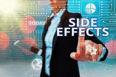 Yan etkileri gösteren not yazılıyor. Bir uyuşturucu veya tıbbi tedavi sistem yöneticisinin tipik istenmeyen etkilerini gösteren iş fotoğrafı gösterimi, dişli yapılandırma araçları konsepti.