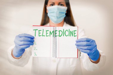 Kelime yazma metni Telemedicine. Muayene ve hasta ayrıldığında pratik hekimliği için iş kavramı. Laboratuvar teknisyeni boş çıkartma kağıt aksesuarları, akıllı telefon..