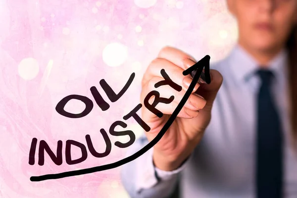 石油産業を示すメモを書く。探鉱抽出精製石油製品を紹介するビジネス写真成長開発コンセプトを示すデジタル矢印カーブ. — ストック写真