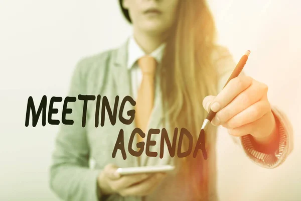 Word writing text Meeting Agenda. Geschäftskonzept für Artikel, die die Teilnehmer bei einem Meeting zu erreichen hoffen Modell, das verschiedene Aufnahmen des Haltens Stift für Werbezwecke bereit hält. — Stockfoto