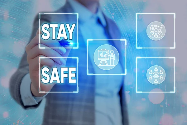 Scrittura concettuale a mano che mostra Stay Safe. Foto aziendali in mostra al sicuro dalla minaccia di pericolo, danno o luogo per mantenere gli articoli Griglie e icone diverse ultimo concetto di tecnologia digitale. — Foto Stock