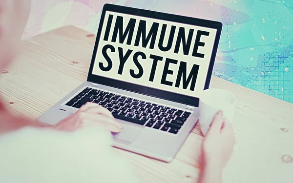 Pisanie tekstu Immune System. Business concept for a body system, który chroni ciało przed obcymi substancjami Nowoczesne gadżety z białym ekranem wyświetlacza w kolorowym tle bokeh. — Zdjęcie stockowe