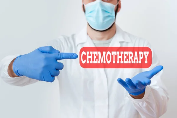 Teksten met Chemotherapie. Conceptuele foto van de behandeling van ziekten door het gebruik van chemische stoffen Laboratoriumtechnicus met lege sticker papieren accessoires Smartphone. — Stockfoto