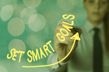 Akıllı Hedefleri Göster notu yazılıyor. İş fotoğrafı gösterimi hedeflerin ayarlanmasında rehberlik edecek kriterler verir Dijital ok başı eğrisi büyüme geliştirme kavramını gösterir.