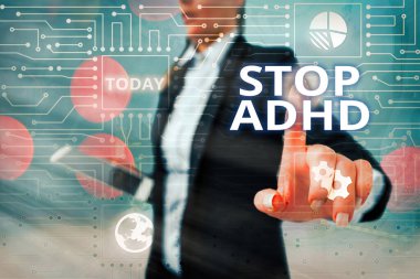 Stop Adhd 'ı gösteren not yazılıyor. İş fotoğrafı gösterimi, bir çocuğun beyin ve davranışlarını etkileyen bir rahatsızlığı tedavi eder. Sistem yöneticisi, dişli yapılandırma araçları konsepti.