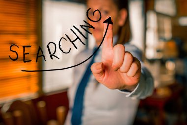 Metin işareti aranıyor. Kavramsal fotoğraf, dijital ok başı eğrisinin yukarı doğru yükseldiğini belirten büyüme kavramını bulmak için dikkatli ya da ayrıntılı bir şekilde bakın.