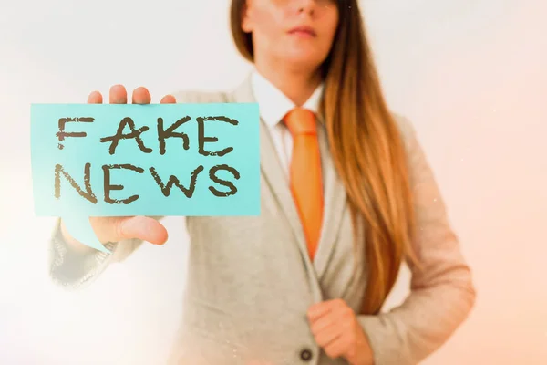 Концептуальний рукопис, що показує Fake News. Текст неправдивої інформації для ділових фото під виглядом справжніх новин Дисплей різні кольорові ноти для підкреслення змісту. — стокове фото