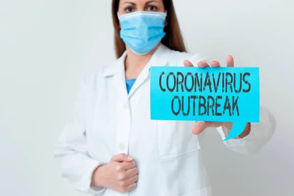 文字标牌显示考罗那韦病毒爆发。新发现的COVID19化验室技术员使用空纸片配件智能手机引发的概念光传染病. — 图库照片