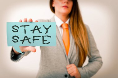 Güvenli Kalın 'ı gösteren kavramsal el yazısı. İş fotoğrafı metni tehlike, zarar veya içeriği vurgulamak için farklı renk notları gösteren makaleleri saklamak için güvenli bir yer.