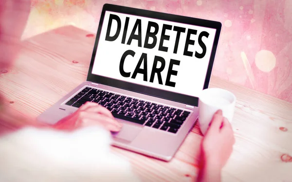 Textskylt som visar diabetesvården. Konceptuell foto förhindra eller behandla komplikation som kan resultera från sjukdomen Moderna prylar med vit skärm under färgglada bokeh bakgrund. — Stockfoto