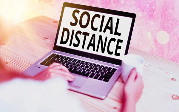 Texte indiquant la Distance Sociale. Photo conceptuelle maintenant une distance physique à intervalle élevé pour la sécurité de la santé publique gadgets modernes avec écran blanc sous fond bokeh coloré. — Photo