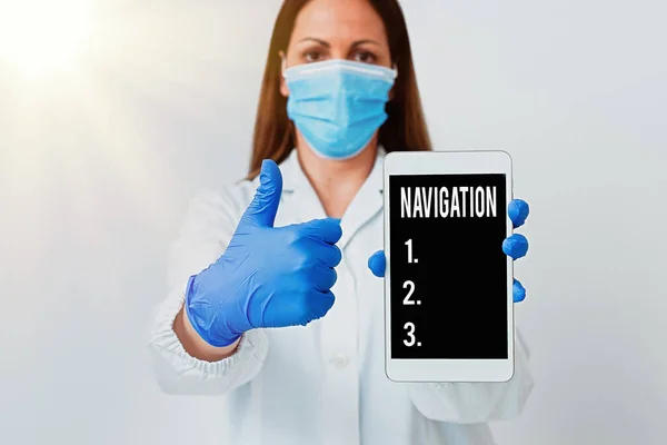 Ecriture conceptuelle montrant la navigation. Photo d'affaires montrant avec précision vérifier sa position planification en suivant un itinéraire Technicien de laboratoire avec accessoires en papier smartphone. — Photo