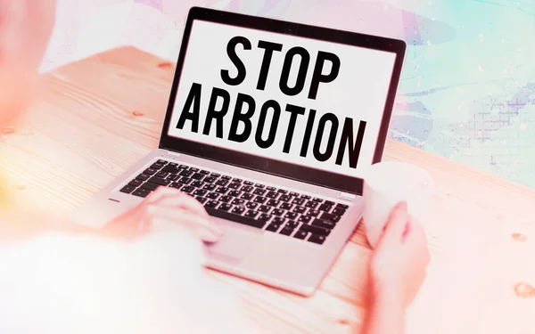 Palavra escrita texto Stop Arbotion. Conceito de negócio para defender contra a prática do aborto Movimento Prolife gadgets modernos com tela de exibição branca sob fundo bokeh colorido. — Fotografia de Stock