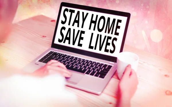 Πινακίδα που δείχνει το Stay Home Save Lives. Εννοιολογική φωτογραφία μειώνει τον αριθμό των ασθενών που έχουν μολυνθεί με το να μην αφήνει το σπίτι Σύγχρονη gadgets με λευκή οθόνη προβολής κάτω από πολύχρωμο φόντο bokeh. — Φωτογραφία Αρχείου