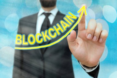 Kelime yazma Blockchain. Dijital veri tabanı için dijital ok başı eğrisinin yukarı doğru yükselmesi büyüme kavramını gösteren bilgi içeren iş kavramı.