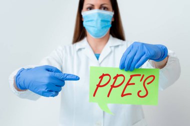 Ppe 'leri gösteren metin işareti. Konsept fotoğraf uzmanlaşmış sağlık ve güvenlik tehlike laboratuvar teknisyenlerine karşı korunma ekipmanları boş kağıt çıkartma aksesuarları, akıllı telefon..