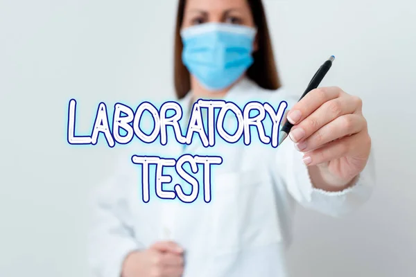 Konceptuell handstil som visar laboratorietest. Företagsfoto visa upp Fastställande av en medicinsk diagnos från de testade ämnena Laboratorietekniker med papperstillbehör smartphone. — Stockfoto