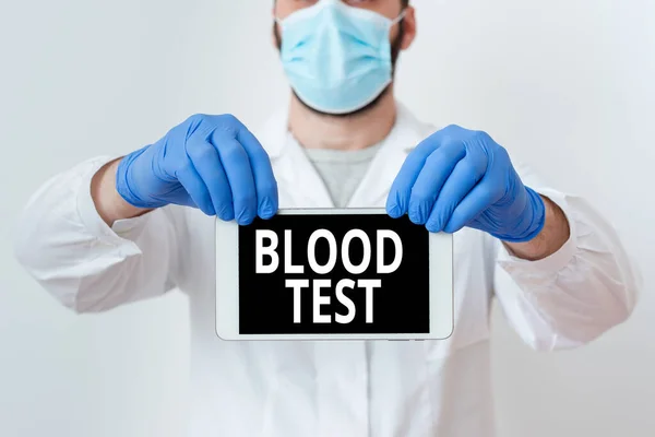 Teksten met bloedtest. Conceptuele foto Extracted blood sample from an organizm to perfom a laboratory analysis Laboratory Technician Fefeaturing Empty Sticker Paper Accessories Smartphone. — Stockfoto