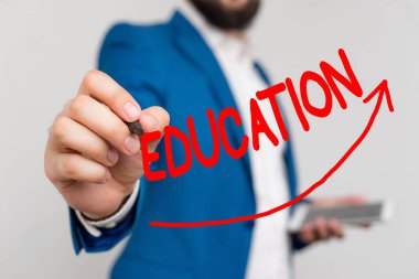 Eğitimi gösteren bir not yazıyorum. Eğitimli dijital ok başı eğrisinin büyüme kavramını göstermesi sonucu ortaya çıkan iş fotoğrafı bilgileri.