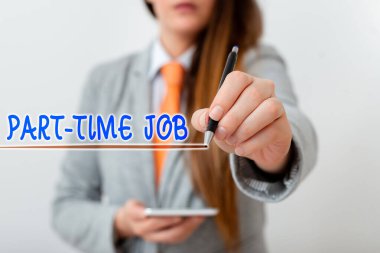 El yazısı Part-time işi. Konsept: Hafta sonu Serbest Çalışması Gelişigüzel OJT Neophyte Stint Mevsimlik Modeli, tanıtım amaçlı kullanıma hazır kalem tutmanın farklı çekimlerini gösterir.