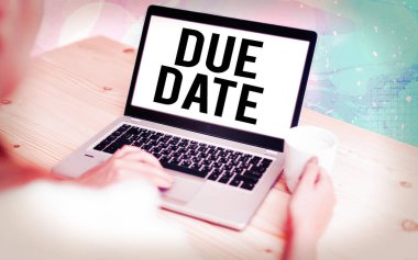 Sözcük yazma tarihi. Bir şeyin yapılacağı gün veya tarih için iş konsepti. Renkli bokeh arkaplan altında beyaz ekranlı modern cihazlar..