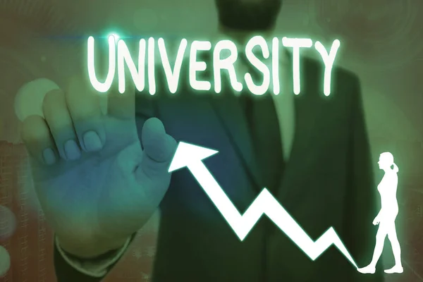 Konceptuell handstil som visar universitetet. Business foto text institution för högre utbildning som tillhandahåller faciliteter för undervisning Arrow symbol går uppåt visar betydande prestation. — Stockfoto