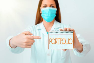 Portföy 'ü gösteren bir not yazıyorum. Yatırımcı tarafından tutulan ticari fotoğraf sergisi menkul kıymetleri. Finansal bir laboratuvar teknisyeni tarafından tutulan kağıt. İçinde boş kağıt aksesuarlar, akıllı telefon var..