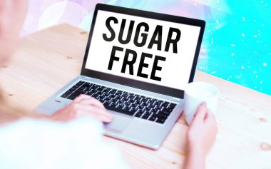 Sözcük yazma metni Sugar Free. İş konsepti şeker içermez ve sadece yapay tatlandırıcıya sahiptir. Bunun yerine renkli bokeh arkaplan altında beyaz ekranlı modern cihazlar.