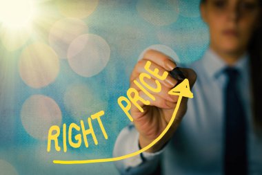 Doğru Fiyatı gösteren bir not yazıyorum. İş fotoğraflarında ürün Dijital ok başı eğrisinin büyüme kavramını gösteren para miktarı gösteriliyor.