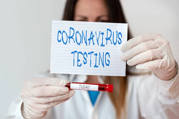 Textskylt som visar Coronavirus Testing. Konceptuell bild Insamling av prover från en livskraftig patient för att identifiera SARSCoV2 Laboratorieblodprov visas för medicinsk diagnostisk analys resultat. — Stockfoto