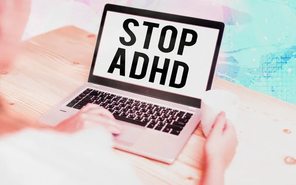 Texto para escrever palavras Stop Adhd. Conceito de negócio para tratar uma desordem que afeta o cérebro e os comportamentos de uma criança gadgets modernos com tela de exibição branca sob fundo bokeh colorido. — Fotografia de Stock