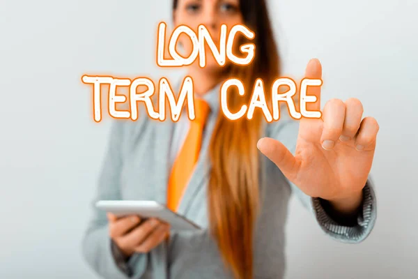 Schreiben Notiz zeigt Long Term Care. Business-Foto, das Hilfestellung bei den grundlegenden und individuellen Aufgaben des Alltags zeigt Modell mit erhobenem Zeigefinger symbolisiert das Wachstum der Navigation. — Stockfoto